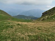 81 Scendendo sul sent. 107A dal colletto del Monte Avaro ai Piani